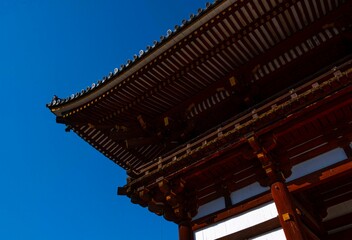 奈良、東大寺、庭園、佛寺、寺院、文化財、木造建築、古代建築、日本文化、歷史名勝、古都京都の文化財、木、綠色、青空、銅灯篭、写真素材