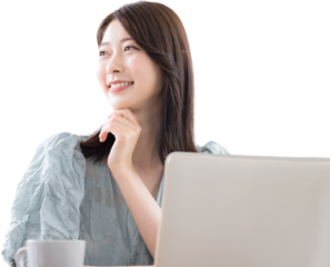 背景透明のpng、自宅の部屋でパソコンを使う若いお洒落でかわいいカジュアルな服の女性