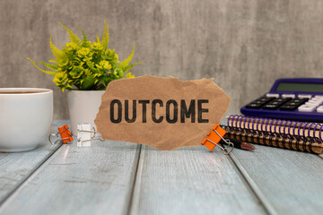 Naklejka premium Learning outcomes speech bubble and black magnifier isolated on the yellow background