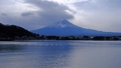 日本、日本の活火山、富士山、日本の象徴、富士山麓、富士河口湖、青空、雲、写真素材