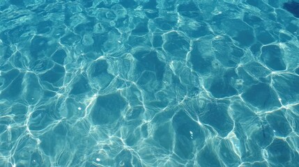 Obraz premium Azure Waters: A Captivating View of Crystal Clear Ocean