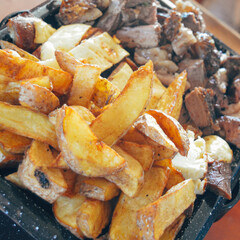 Papas fritas rusticas con asado