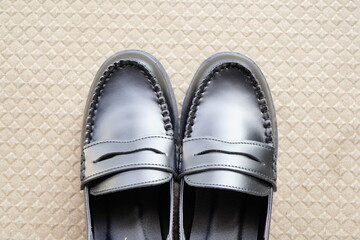 子供用、22.5cmの黒いローファー。