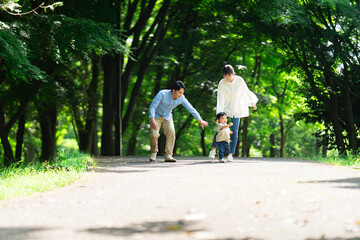 家族に駆け寄る一歳半の少年	
