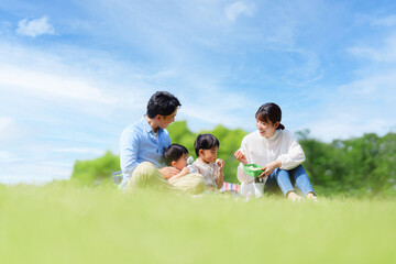 Fototapeta premium 公園でピクニックする四人家族 