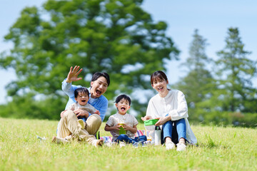 Fototapeta premium 公園でピクニックする四人家族 