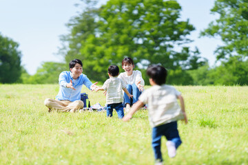 家族に駆け寄る少年