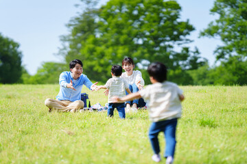家族に駆け寄る少年