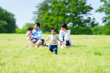 Fototapeta premium 家族に駆け寄る少年 