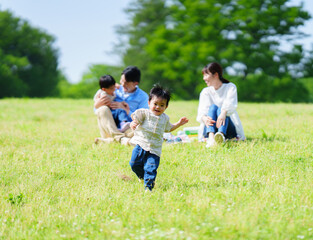 家族に駆け寄る少年	