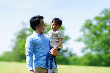 5歳の息子を抱っこする父親	