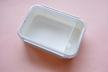 プラスチック製の白いシンプルな空っぽのお弁当箱。