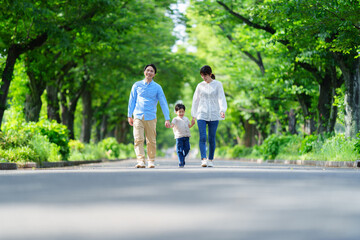 手を繋いで歩く家族