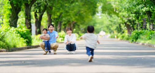 家族に駆け寄る少年