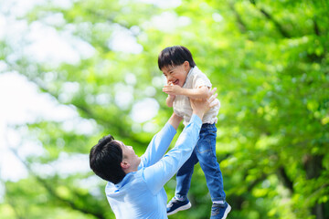 5歳の息子を持ち上げる父親