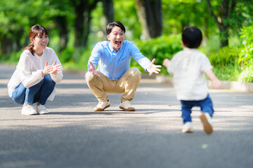 家族に駆け寄る一歳半の少年	
