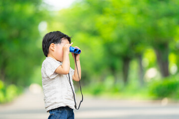 双眼鏡を除く5歳の男の子