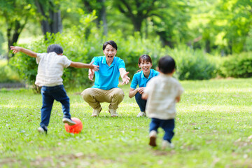 Obraz premium 公園で屋外保育する保育士 