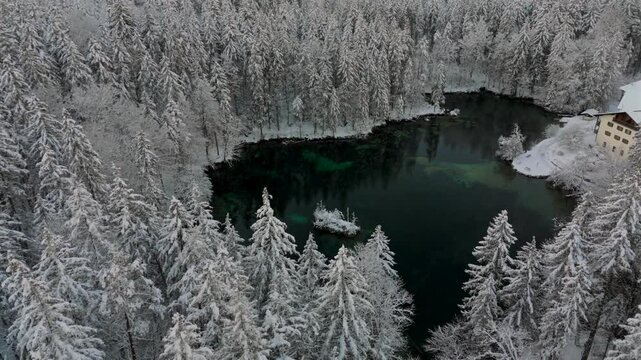 Badersee kleiner Bergsee in Grainau bei Garmisch-Partenkirchen, Deutschland Luftaufnahme im Winter. Mountain lake in Greinau with crystal-clear water of emerald green color, aerial view in winter. 