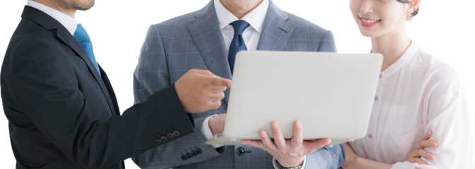 チームで仕事をするパソコンを指さすビジネスマンたち背景透明png　男女の複数3人のチームの顔無しのバナー