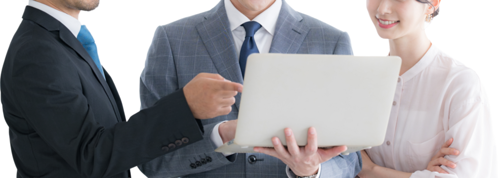 チームで仕事をするパソコンを指さすビジネスマンたち背景透明png　男女の複数3人のチームの顔無しのバナー