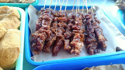 Spicy-sweet beef tendon satay, grilled to perfection and coated in a rich, flavorful sauce. This traditional Indonesian street food offers a chewy texture with a bold combination of sweet soy sauce 