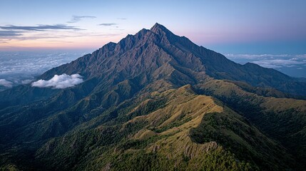 Naklejka premium Mountain range with clouds and peaks.