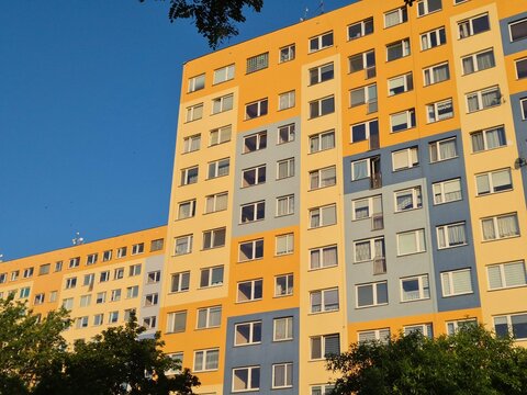 Stare komunistyczne bloki z wielkiej płyty w europie wschodniej