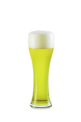 맥주잔에 담긴 시원한 그린 맥주.