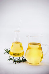 흰 배경에 병에 들어있는 깨끗한 오일.