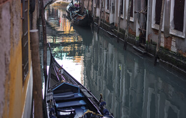 le gondole ormeggiate sul piccolo canale a venezia