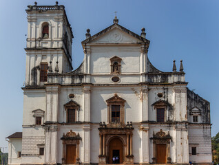 Fototapeta premium Se Cathedral Goa's majestic white facade under sunlight