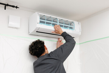 エアコンを取り付ける作業員