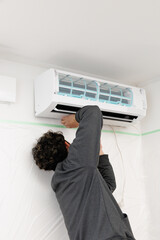 エアコンを取り付ける作業員