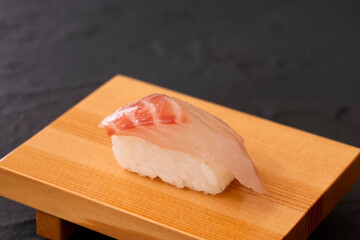 Red sea bream sushi on the sushi geta. 真鯛の寿司。寿司下駄の上