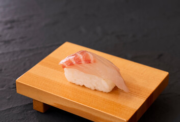 Red sea bream sushi on the sushi geta. 真鯛の寿司。寿司下駄の上