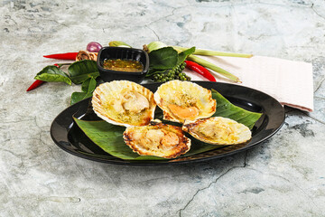 Griiled scallops in shell with cheese