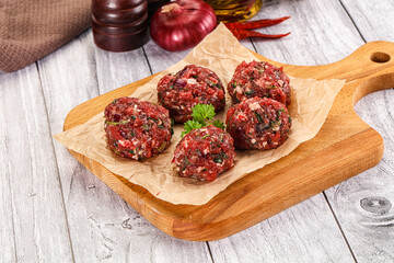 Raw beef meatballs for cooking