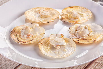 Grilled scallops with cream cheese