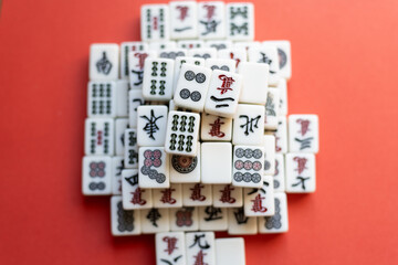 Fototapeta na wymiar 赤背景に並ぶマージャン牌 