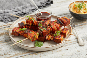 Tofu skewers with sauce and coleslaw