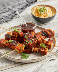 Tofu skewers with sauce and coleslaw