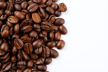 Fototapeta premium Roasted coffee beans on white background close up
