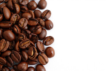 Fototapeta premium Roasted coffee beans on white background copy space