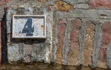 Numéro de porte sur voûte en briques à Saint-Valéry-sur-Somme, Picardie, France