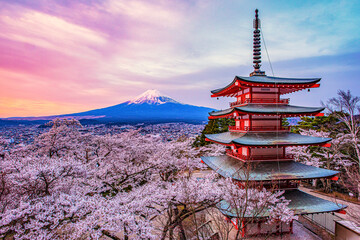 新倉山浅間公園から富士山と忠霊塔