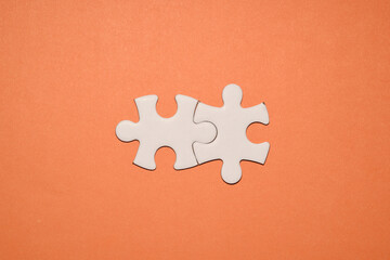 Dos piezas de puzzle blancas unidas simbolizando conexión, colaboración o solución, sobre un...