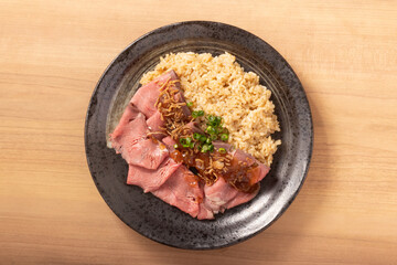 赤身のローストビーフのガーリックライス