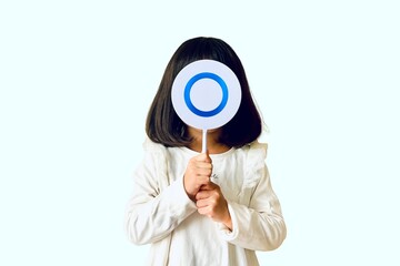 丸のプラカードを持つ子ども
