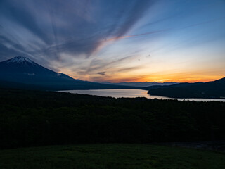 夕暮れの富士山と山中湖